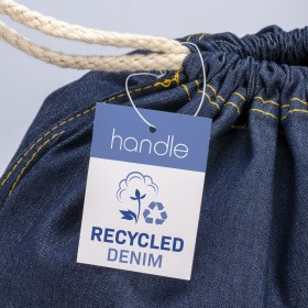 Sac à dos en coton denim recyclé, avec fermeture à cordons  et angles renforcés 