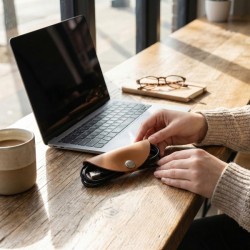 Range cables cuir régénéré