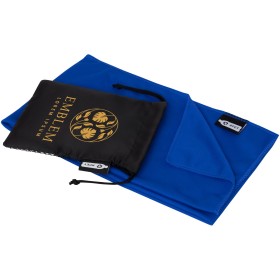 Serviette de sport rafraîchissante en PET recyclé Raquel avec pochetteCouleur:Bleu royal